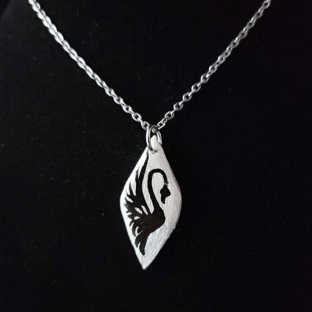 Iridescent white pearl necklace with a small silver chain